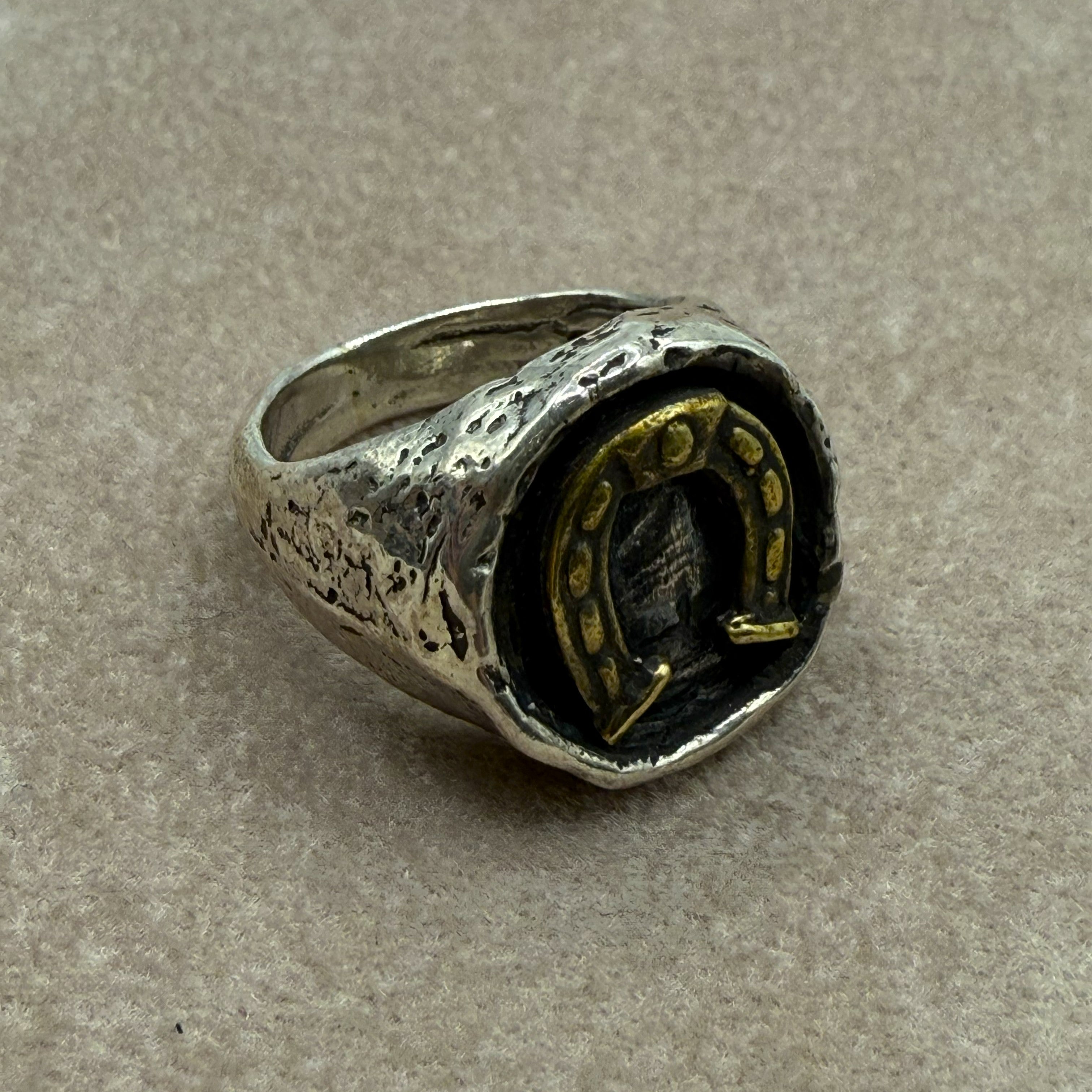 Anello In Argento 925 Battuto a Mano Con Ferro Di Cavallo A225